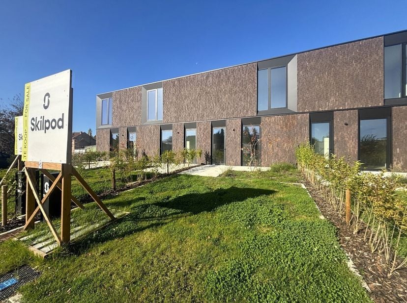 In het landelijke Nerem, een pittoreske deelgemeente van Tongeren, heeft Skilpod 11 gloednieuwe, energiezuinige woningen (type #110) gebouwd op de sit