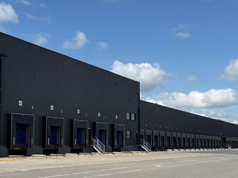 Fenomenaal gelegen logistiek magazijn bestaande uit 6.879 m² magazijnruimte met 408 m² kantoorruimte te huur.&lt;br /&gt;
&lt;br /&gt;
Deze strategisch gelegen si