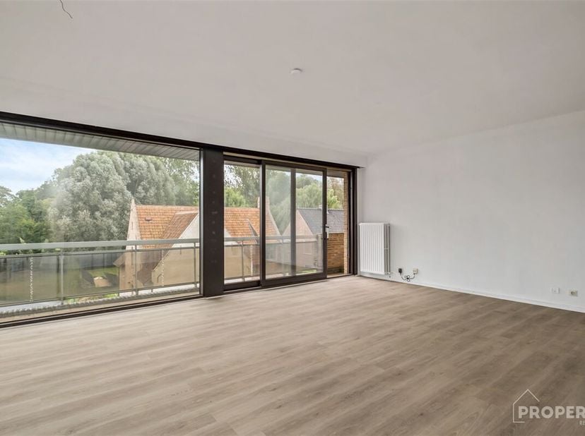 Dit 2-slaapkamer appartement is gelegen op de tweede verdieping in de leegstraat 2 te Oostrozebeke. Winkels, scholen en openbaar vervoer zijn op een s