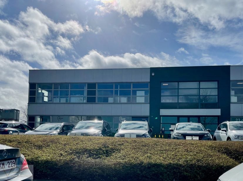 De ruimtes bevinden zich op de eerste verdieping van een kleinschalig kantoorgebouw gelegen in een industriezone langs de E-17. De goede bereikbaarhei
