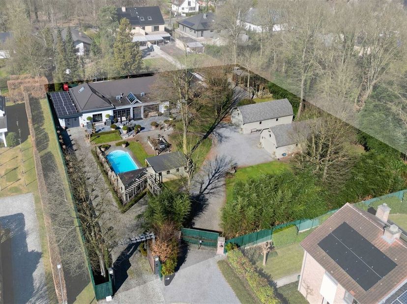 Karaktervolle villa met verwarmd zwembad op een prachtig privé domein van 31a 96ca in Bokrijk&lt;br /&gt;
Omgeving:&lt;br /&gt;
+ Rustig gelegen in een residentië