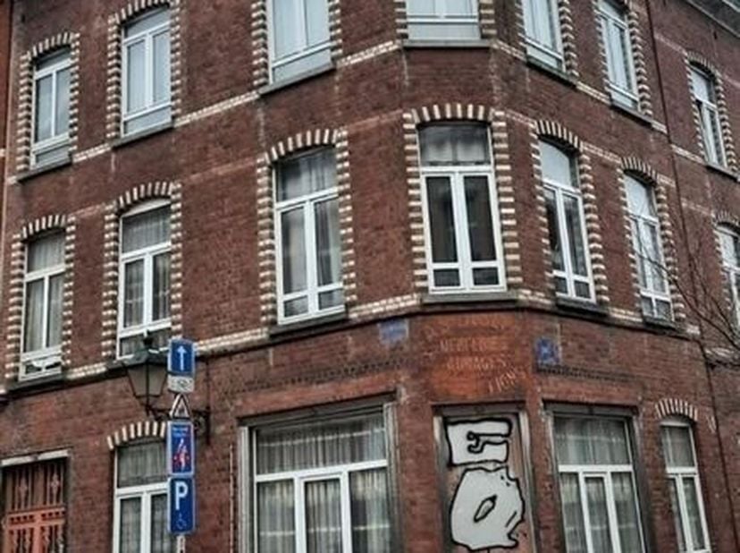 Op een steenworp afstand van het Jourdanplein, dichtbij het openbaar vervoer en alle andere voorzieningen, in een rustige woonwijk, een mooi huis met