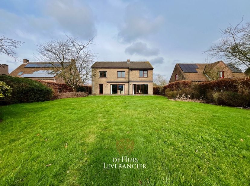 Welkom in deze prachtige open bebouwing, gelegen in een rustige residentiële wijk in Kontich. Deze woning biedt niet alleen een zee van ruimte met een