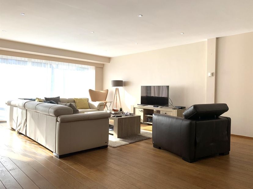 WOLUWE-SAINT-LAMBERT. A proximité de Montgomery. Agréable APPARTEMENT entièrement rénové (4ch/4sdb) de 195 m² avec terrasse et garage en option. Il se