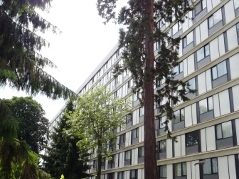 Situé au 8ème étage de la Résidence des Comtes du Hainaut, à proximité des Grand Près, de la Gare et de l&#039;accès autoroute, très bel appartement de 120