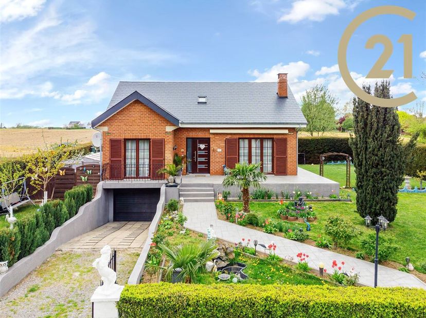 Ontdek dit prachtige huis van 155 m² in Thorembais-Saint-Trond, dat een rustige en comfortabele woonomgeving biedt. Vanaf het moment dat je binnenkomt