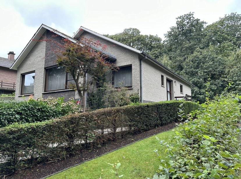 Perfect onderhouden woning met prachtige tuin, zolder, volledig onderkelderd en grote garage.&lt;br /&gt;
Op de gelijkvloerse verdieping bevinden zich: de i