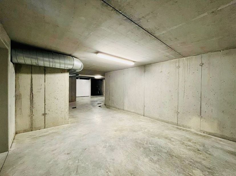 Ondergrondse autostaanplaats&lt;br /&gt;
Centraal gelegen op wandelafstand van het centrum van Waarschoot, biedt deze moderne nieuwbouw residentie een onder