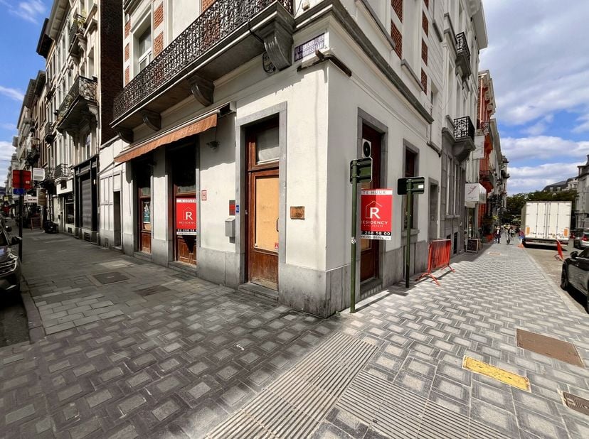 TE HUUR  Handelsruimte met uitstekende zichtbaarheid 82, Rue de la Croix de Fer  1000 BrusselIdeaal gelegen in de buurt van de Congreskolom en het Vla