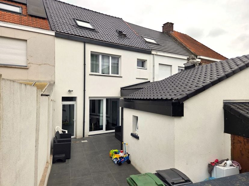 WSB Immo présente cette maison familiale prête à emménager avec 5 chambres, idéalement située dans le centre de Denderleeuw, à distance de marche des