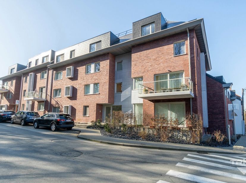 *** OPTION - DANS L&#039;ATTENTE DE LA SIGNATURE DU BAIL *** Magnifique appartement idéalement situé entre le Parc du Paradis et la gare de Braine-l&#039;Alleud