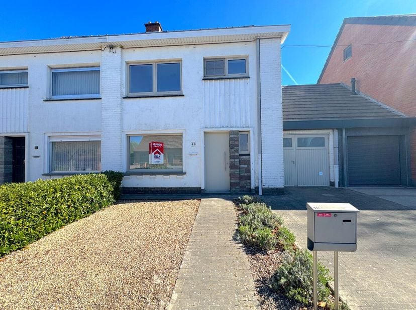 Gerenoveerde gezinswoning met drie slaapkamers te huur in Waregem Deze volledig gerenoveerde en instapklare gezinswoning is gelegen in het hart van Wa