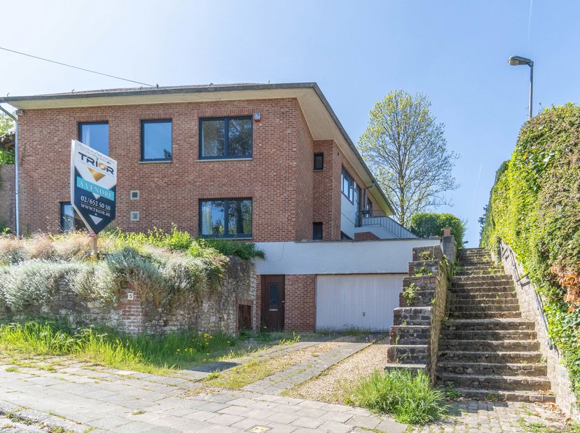 Jolie villa implantée sur un terrain privatif de 8a 95ca située à deux pas du centre de Rixensart et de toutes ses facilités. Elle développe 195m² NET