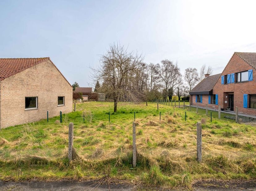 Beau terrain ensoleillé situé le long de la Werkenstraat à Bovekerke. Ceci sur un terrain de 1035m². Avec une largeur de 24 m et une profondeur moyenn
