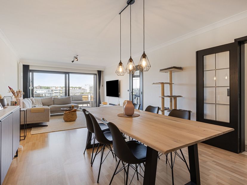 Cet appartement de 110 m² bien entretenu et prêt à emménager avec beaucoup d&#039;espace, de lumière et de confort est situé au quatrième étage. L&#039;appartem