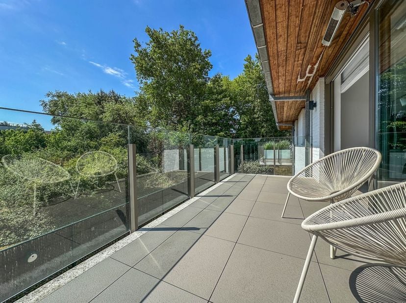 Dit recent en modern appartement biedt een perfecte combinatie van een toplocatie, luxe en hoogwaardige afwerking. Gelegen op een zonnige plek, op sle