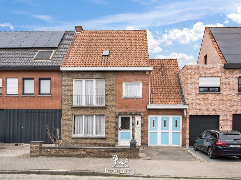 Rustig gelegen in een aangename wijk (Lindenlaan 3) biedt deze ruime woning tal van mogelijkheden voor wie graag renoveert. Op het gelijkvloers vindt