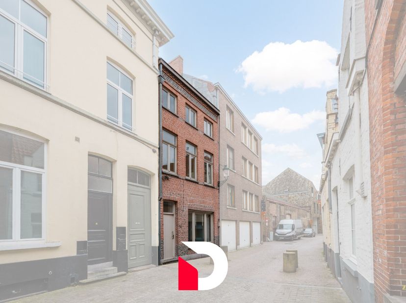 Deze sfeervolle woning biedt een perfecte combinatie van hedendaags wooncomfort en karaktervolle charme. Gelegen in een rustige straat, op wandelafsta