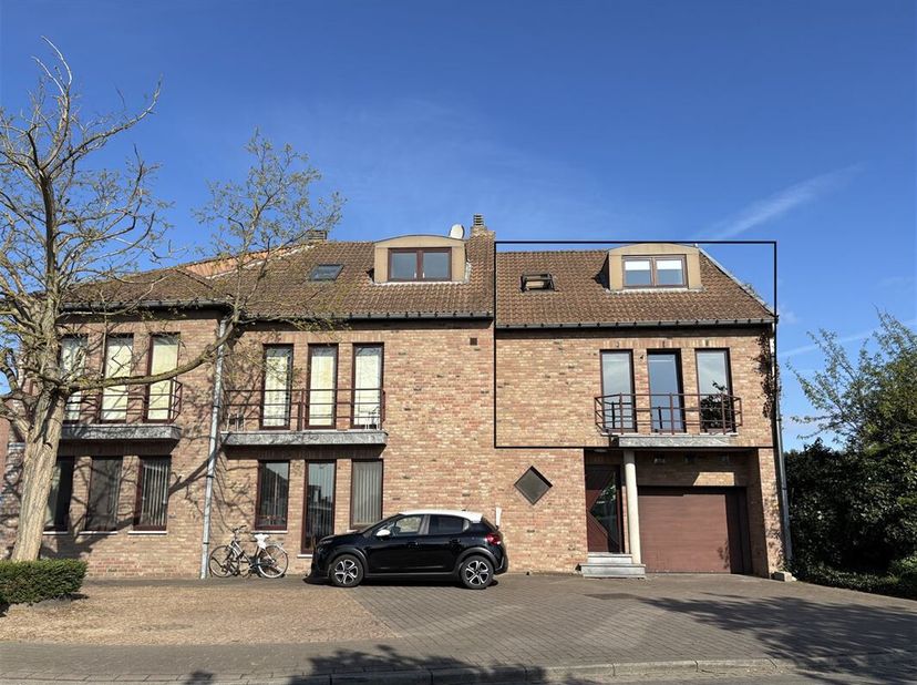 Te huur in Lanaken: ruim duplex-appartement (112 m²) met 2 slaapkamers, ruime leefruimte, keuken, berging, klein terras en garagebox.&lt;br /&gt;
Huurprijs: