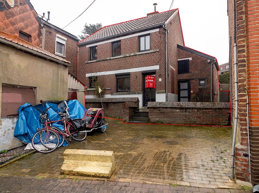 WONING MET TUIN &lt;br /&gt;
 &lt;br /&gt;
Woning met tuin, 5a35ca. Gelijkvloers: living, keuken, toilet en berging. 1ste verdiep: 3 slaapkamers en badkamer. Tuin