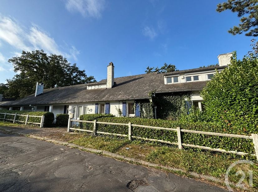 WAVRE: Dans l&#039;agréable quartier Cinq Sapins Superbe Villa 4 Façades de +/- 527m² (selon le PEB). La villa construite sur un terrain de +/- 26a 55ca se