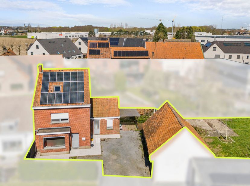 Découvrez cette charmante maison à Zwingelkotstraat 4 à Wielsbeke, située au calme mais centrale sur un terrain de pas moins de 1036 m².&lt;br /&gt;
Aménage