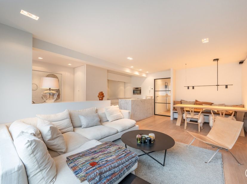 Appartement de plus de 2 chambres avec une belle façade situé au centre de la Lippenslaan à Knokke.&lt;br /&gt;
Disposition :&lt;br /&gt;
hall d&#039;entrée avec toile