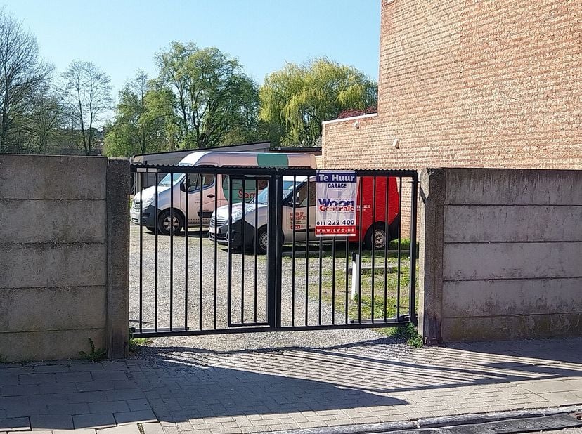 Garage Nr. 15 gelegen te Runkst.  Deze garage is bereikbaar via een gemeenschappelijke ingangspoort met automatische poortopener.  Vrij.&lt;br /&gt;
Bezicht