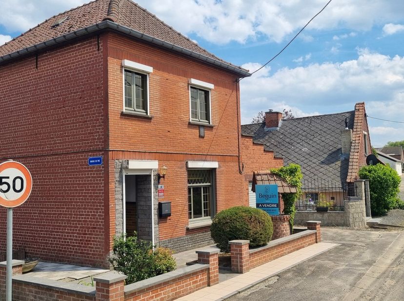 Maison BIEN SITUÉE avec 3 chambres, GARAGE et JARDIN. AGENCEMENT : hall d&#039;entrée avec escalier, cuisine avec coin repas, SPACIEUX séjour, buanderie/lo