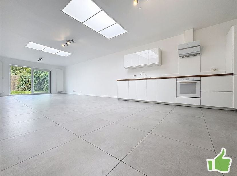 À vendre à Herseaux, maison récente construite en 2020 dans une rue en impasse, offrant une superficie habitable de 182 m². &lt;br /&gt;
Cette maison modern