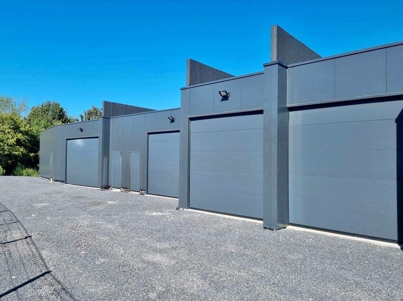 Gelegen centrum Leupegem: loods te koop van - 92m². Hoogte: 3,65m.&lt;br /&gt;
&lt;br /&gt;
Vlotte bereikbaarheid door nabijheid N60.&lt;br /&gt;
&lt;br /&gt;
Kan gekocht wor