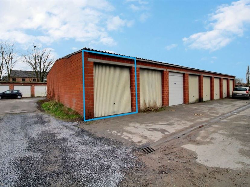 Grand Garage dans une batterie de garage