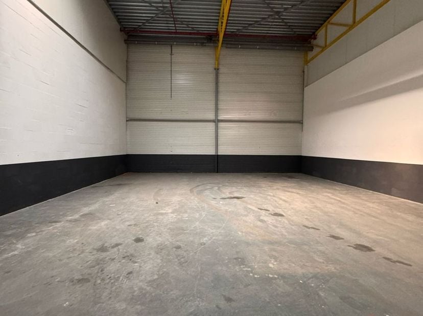 KMO-unit met een oppervlakte van 122m²&lt;br /&gt;
- Sectionalepoort&lt;br /&gt;
- Elektriciteit en internet&lt;br /&gt;
- Onderhoudsvriendelijke betonvloer&lt;br /&gt;
- Sch
