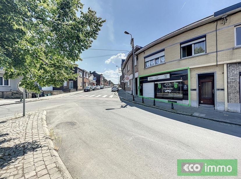 Situé sur la Place de la Bergerie, emplacement idéal offrant une excellente visibilité et une accessibilité optimalel, charmant rez-de-chaussée commer