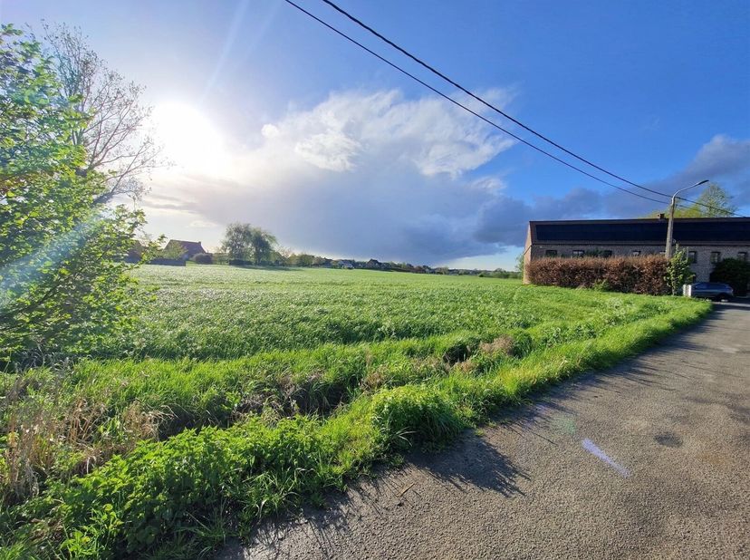 Beau terrain de 16a 95ca, avec 18,5m de façade, situé en zone d&#039;habitat à caractère rural, bénéficiant d&#039;une très belle vue sur la campagne environnan