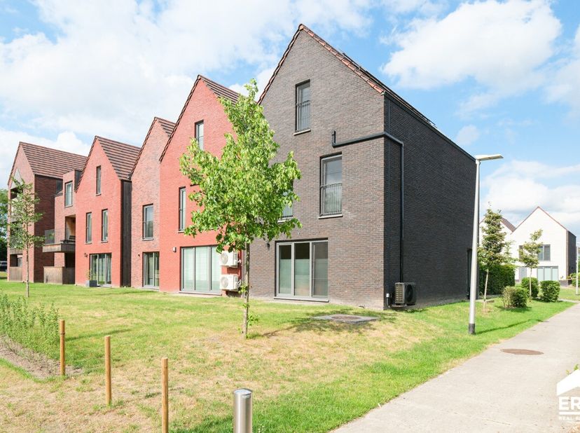 Op zoek naar een recente, instapklare woning met veel ruimte?Dan is deze charmante gezinswoning in het woonproject Voetbalhof zeker een bezoek waard.