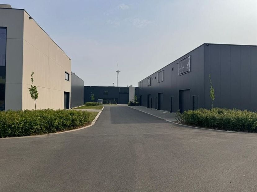 KMO-project &quot;HiSupport&quot;&lt;br /&gt;
De KMO-unit is gelegen langs het Albertkanaal en vlakbij de autosnelwegen, (Binnenkort de nieuwe grootste binnenlandse h