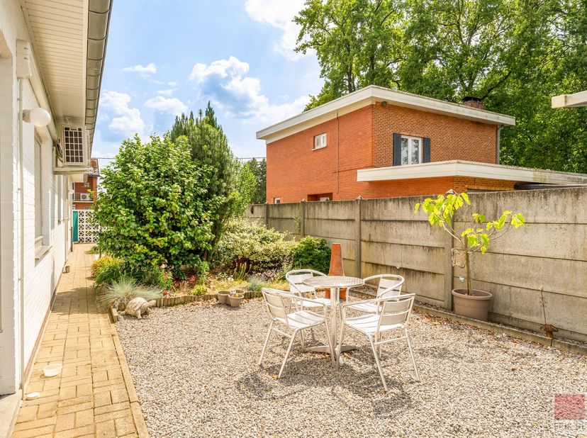 Deze op te frissen bungalow van circa 130 m² is gelegen in een rustige, groene wijk van Genk, ideaal voor wie houdt van rust. &lt;br /&gt;
De woning is voor
