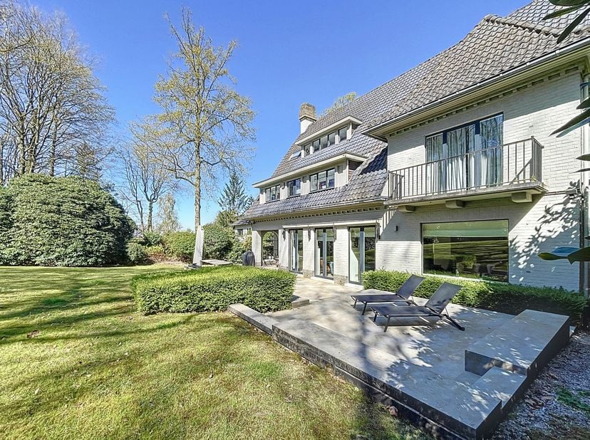 Quartier du Prince dOrange, élégante villa de style classique de près de 400 m² habitables qui séduit par ses volumes généreux et son agencement fonct