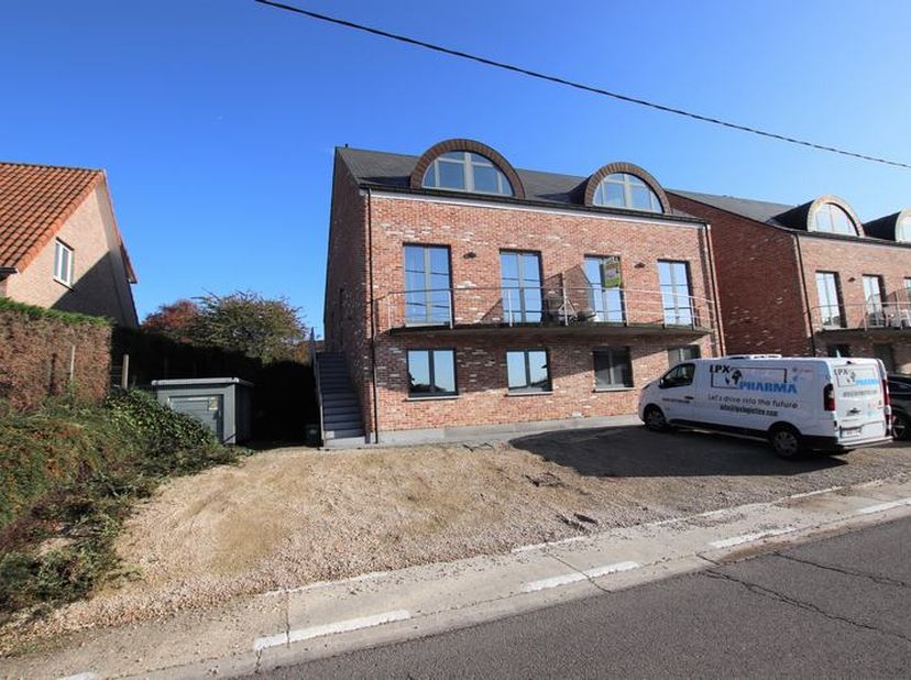 Appartement en duplex dans le centre de Meerbeek. &lt;br /&gt;
&lt;br /&gt;
1ière étage : hall d&#039;entrée (2m²), toilette séparée (2m²) , 31m² living avec cuisine o