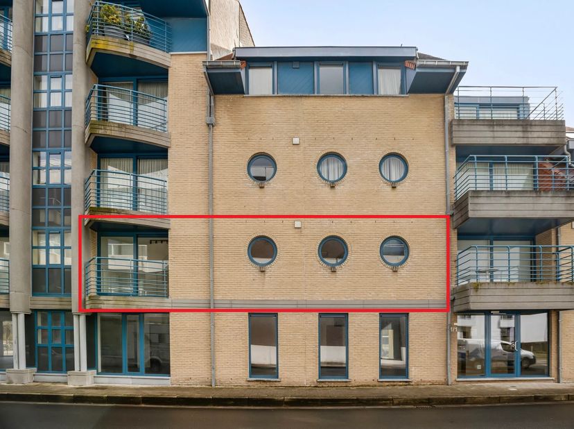 Appartement spacieux (93m²) à vendre à La Panne, dans un emplacement privilégié près de l&#039;Esplanade et de la rue commerçante. Cet appartement prêt à e