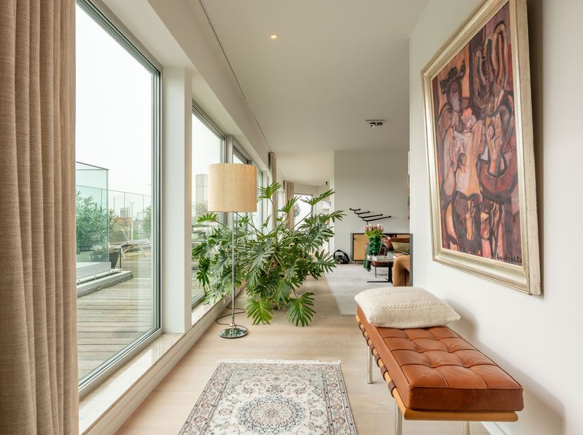 Ontdek deze luxueuze penthouse op een absolute toplocatie aan de rand van Brugge. Gelegen op de bovenste verdieping van een stijlvolle residentie, gen