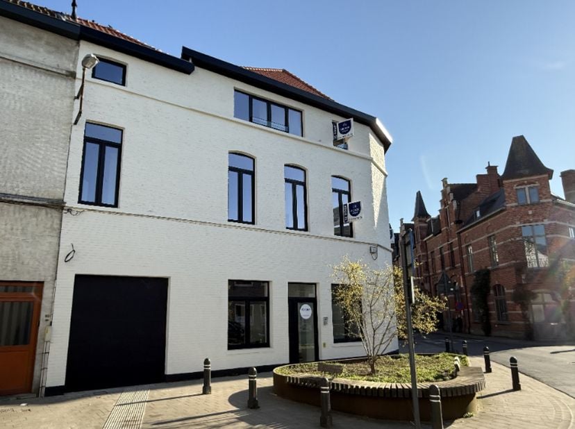 Op zoek naar een veilige en ruime parkeergelegenheid in het centrum van Ledeberg? Deze garage, gelegen in het centrum van Ledeberg, bevindt zich op sl