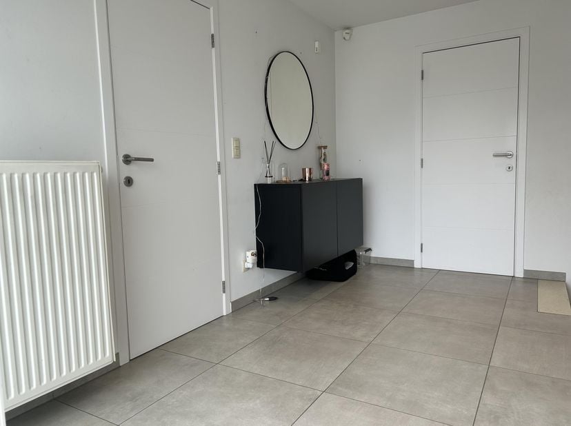 Deze volledig afgewerkte split-level woning op een perceel van 959 m² biedt alle comfort voor een gezin dat op zoek is naar ruimte, licht en een gunst