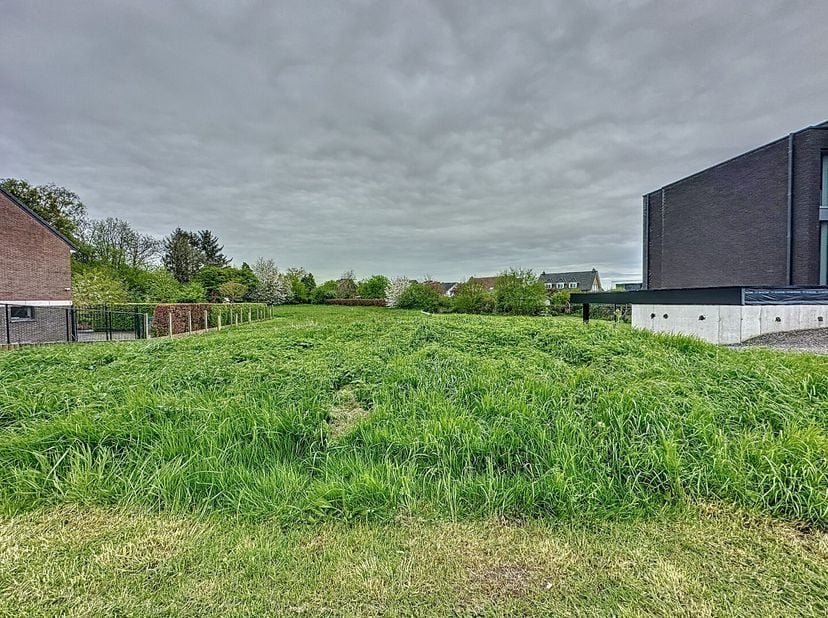 Dit ruime perceel van 7a 45ca is gelegen in een rustige en groene omgeving in Lovenjoel, Bierbeek. De grond is geschikt voor de bouw van een open bebo