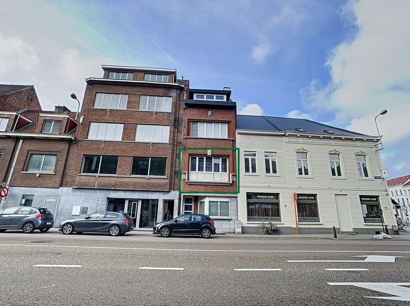 Gezellige gerenoveerde flat met veel lichtinval, gelegen op de eerste verdieping in een kleinschalige residentie.&lt;br /&gt;
Het appartement bestaat uit ee