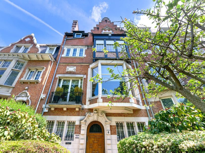 Prachtig prestigieus herenhuis van +/- 650 m², volledig gerenoveerd, parket, lijstwerk, hoge plafonds en groot terras / binnenplaats. Zeer grote recep