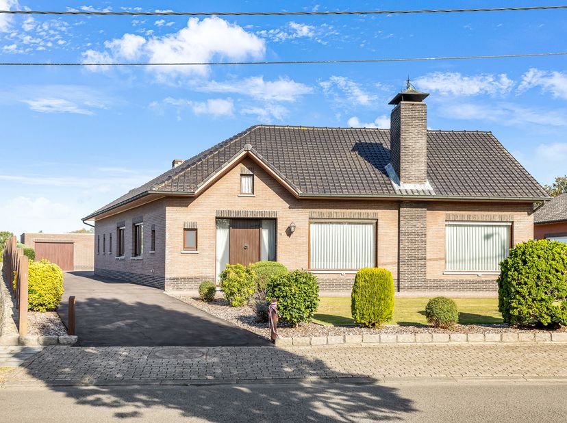 Deze goed onderhouden woning is gelegen in een groene omgeving op 1,5 km van het centrum van Dessel.&lt;br /&gt;
De volledig gelijkvloerse woning bestaat ui