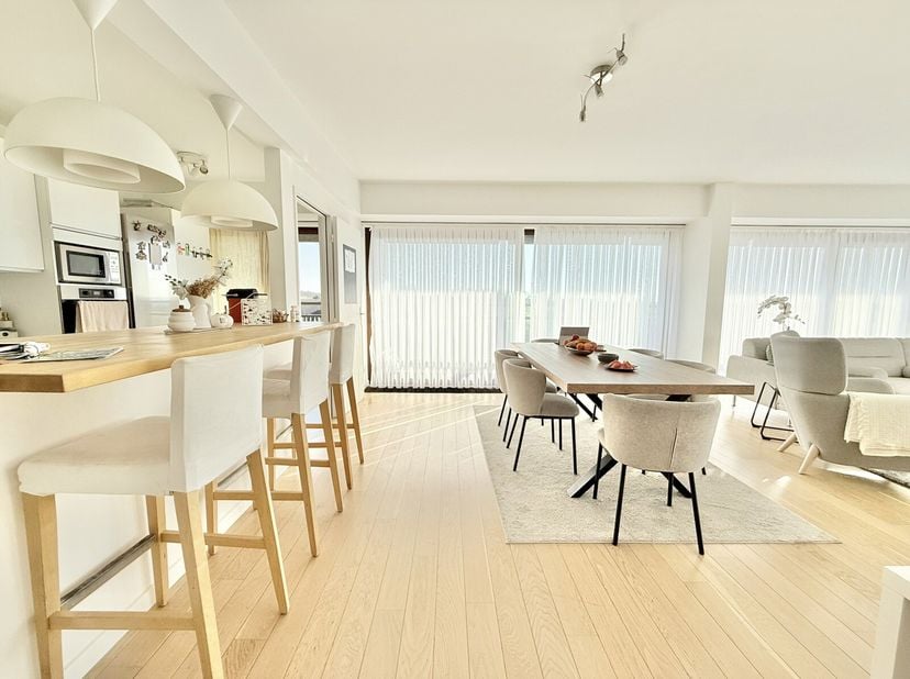 En exclusivité Victoire- Junot vous propose ce magnifique appartement meublé , moderne d&#039;une superficie de 200m², situé au 8 étage dun immeuble de sta