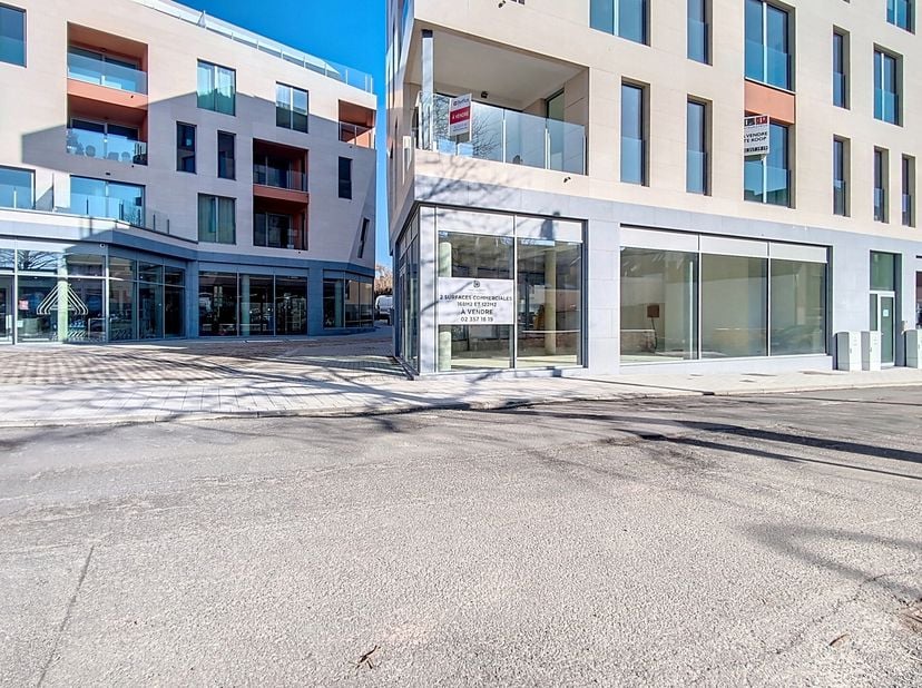 Toplocatie! Gelegen in Résidence Bellecour, in het hart van Braine-lAlleud, op slechts enkele stappen van het station, biedt deze CASCO handelsruimte